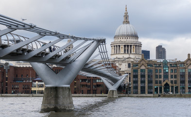 Fototapeta premium Saint Paul's Cathedral and the Millennium Bridge