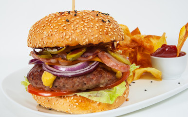 bacon cheese burger with beef patty tomato onion and potato chips