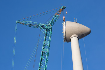 Construction site wind turbine with hoisting of rotor house