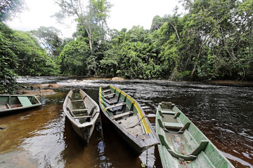 Pirogues en attente sur la Crique Organabo, Guyane française