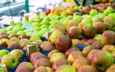 red and green apples 