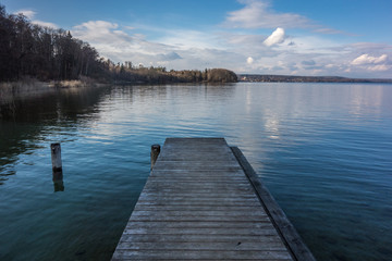 Steg am winterlichen See