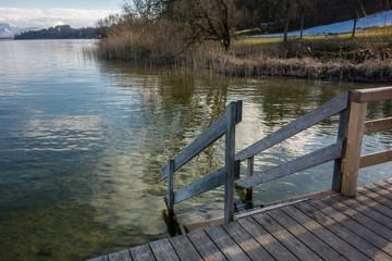 Steg mit Treppe am See