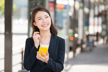 スマートフォンを見る女性　ビジネス