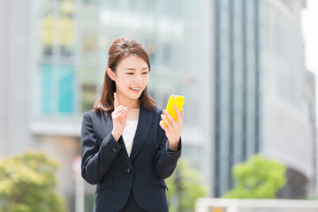 スマートフォンを見る女性　ビジネス