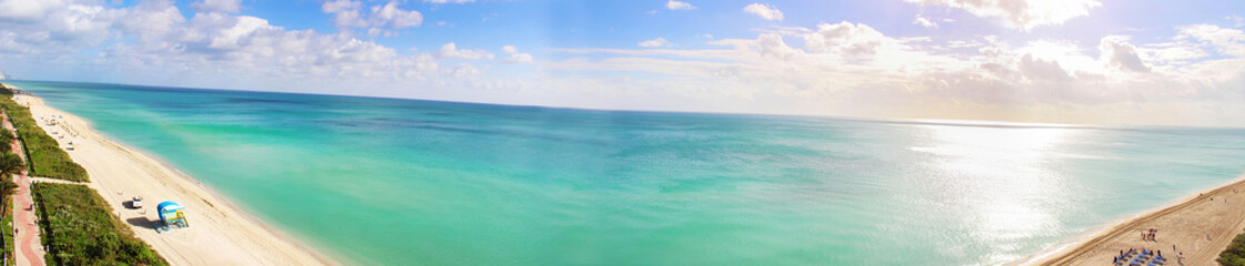 Fototapeta na wymiar Panoramic view of the Atlantic Ocean at miami beach