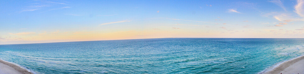 Obraz premium Panoramic view at sunset of the Atlantic Ocean at miami beach