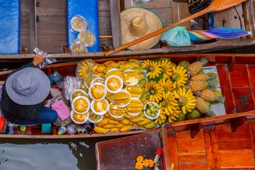 Zelfklevend Fotobehang Damnoen Saduak floating market in Ratchaburi near Bangkok, Thailand © Southtownboy Studio