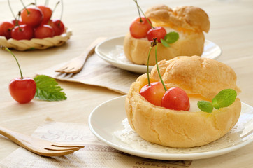 シュークリームとサクランボ
