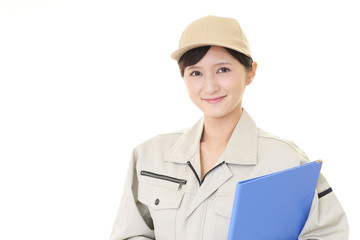 笑顔の女性作業員