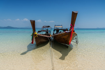 Fototapeta na wymiar Thai boat longtail boat on the sea beach