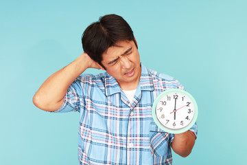 時計を持つ男性