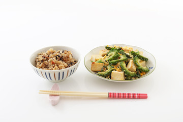 沖縄料理　ゴーヤチャンプルーとジューシー