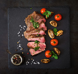 Sappige steak medium rare beef met kruiden en gegrilde groenten. Bovenaanzicht