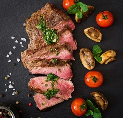 Papier Peint photo autocollant Steakhouse Steak juteux de bœuf saignant aux épices et légumes grillés. Vue de dessus