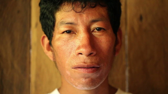 Amazonian farmer counts to twenty in Quechua,the prevalent indigenous language in the Americas,with a focus on his expressive face.