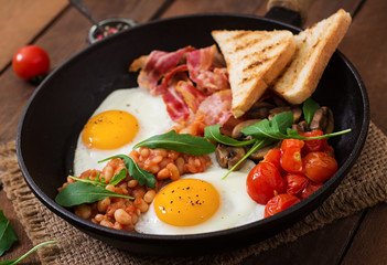 Englisches Frühstück - Spiegelei, Bohnen, Tomaten, Pilze, Speck und Toast