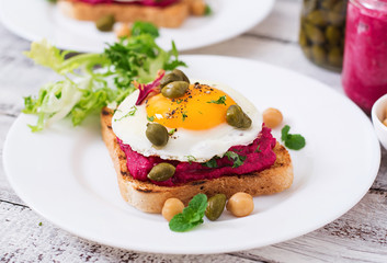 Diet sandwiches with beet root hummus, capers and egg