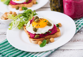 Diet sandwiches with beet root hummus, capers and egg