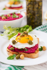 Diet sandwiches with beet root hummus, capers and egg