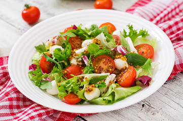 Dietary salad with tomatoes, mozzarella lettuce with honey-mustard dressing