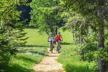 Naklejka premium Mit dem Mountainbike raus in die Natur
