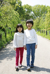 Obraz premium 公園を散歩する子供達