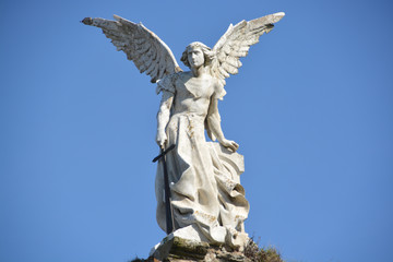Escultura en mármol del Ángel Guardián