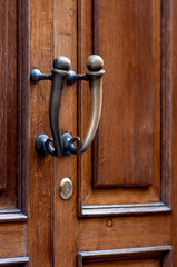 Obraz premium Old doorknobs, doorknockers and handles on ancient doors