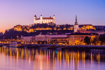 Bratislava at night - obrazy, fototapety, plakaty