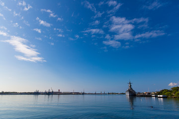 Obraz premium Na Pomniku Arizony, Pearl Harbor, O'ahu, Hawaje