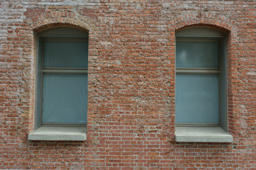 レンガの壁と窓