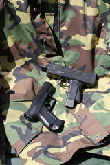 迷彩服と拳銃