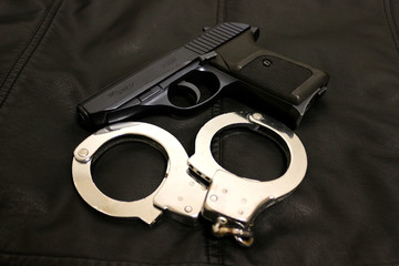 手錠と拳銃
