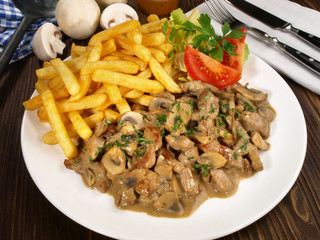 Geschnetzeltes mit Pommes Frites