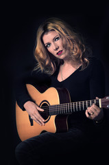 Musikerin mit akustischer Gitarre