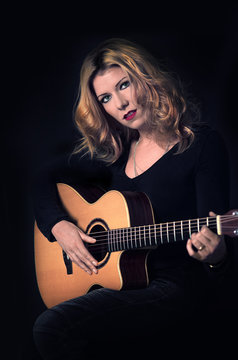 Musikerin mit akustischer Gitarre