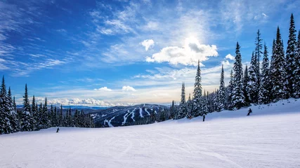 Verduisterende gordijnen Skiing down smooth slopes under blue sky in the high alpine ski area at Sun Peaks in the Shuswap Highlands of central British Columbia, Canada © hpbfotos