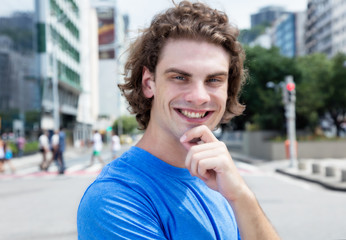 Junger Mann mit langen Haaren in der Stadt