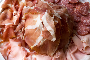 Prosciutto crudo e salame, tagliere di salumi, salumi su piatto