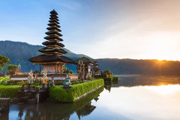 Fotobehang Ulun Danu Bratan-tempel bij zonsopgang, beroemde tempel aan het meer, Bedugul, Bali, Indonesië. © Elena Ermakova