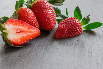 Saftige Erdbeeren auf Schieferplatte