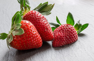Saftige Erdbeeren auf Schieferplatte