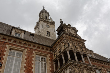 Fototapeta na wymiar Beffroi de l'hôtel de ville d'Hesdin, Pas--de-Calais, France