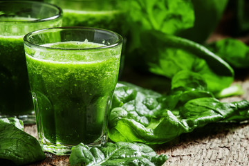 Green juice of spinach, apples and lemon, small glasses, selecti - obrazy, fototapety, plakaty