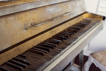 Fototapeta na wymiar Old abandon piano,close up