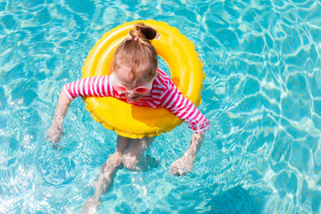 Fototapeta na wymiar Little girl at swimming pool
