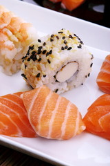Sushi e bocconcini di salmone 