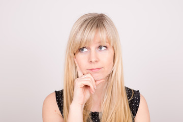 nachdenkliches hübsches Mädchen