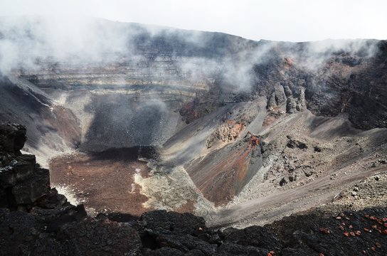 Piton de la fournaise, crat&egrave;re du volcan et fumerolles 